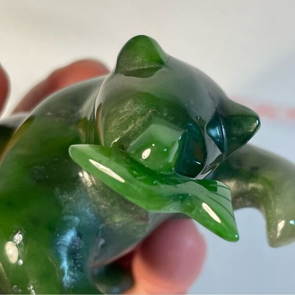 Canadian Nephrite Jade majestic Grizzly Bear with fish sculpture - Picture 6 of 17